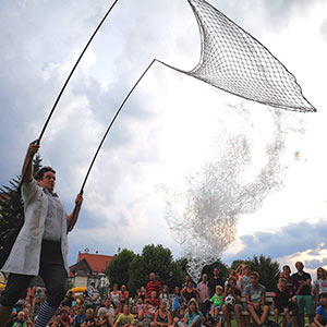 Kind macht großen Seifenblasen im Sommerfest